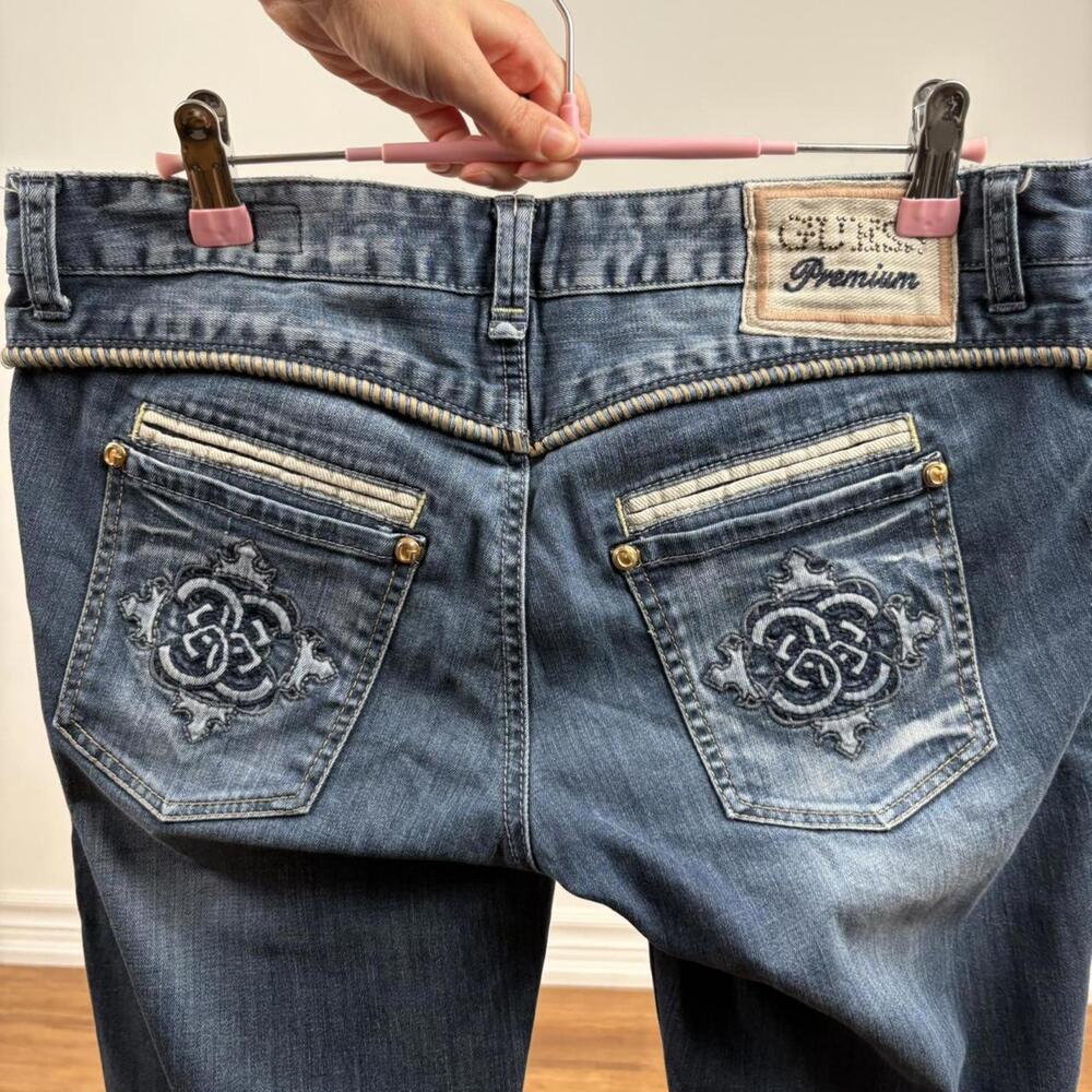 Vintage Guess low rise flare leg dark wash jeans with super cool back pockets.
